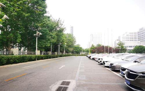 唯实大厦停车场